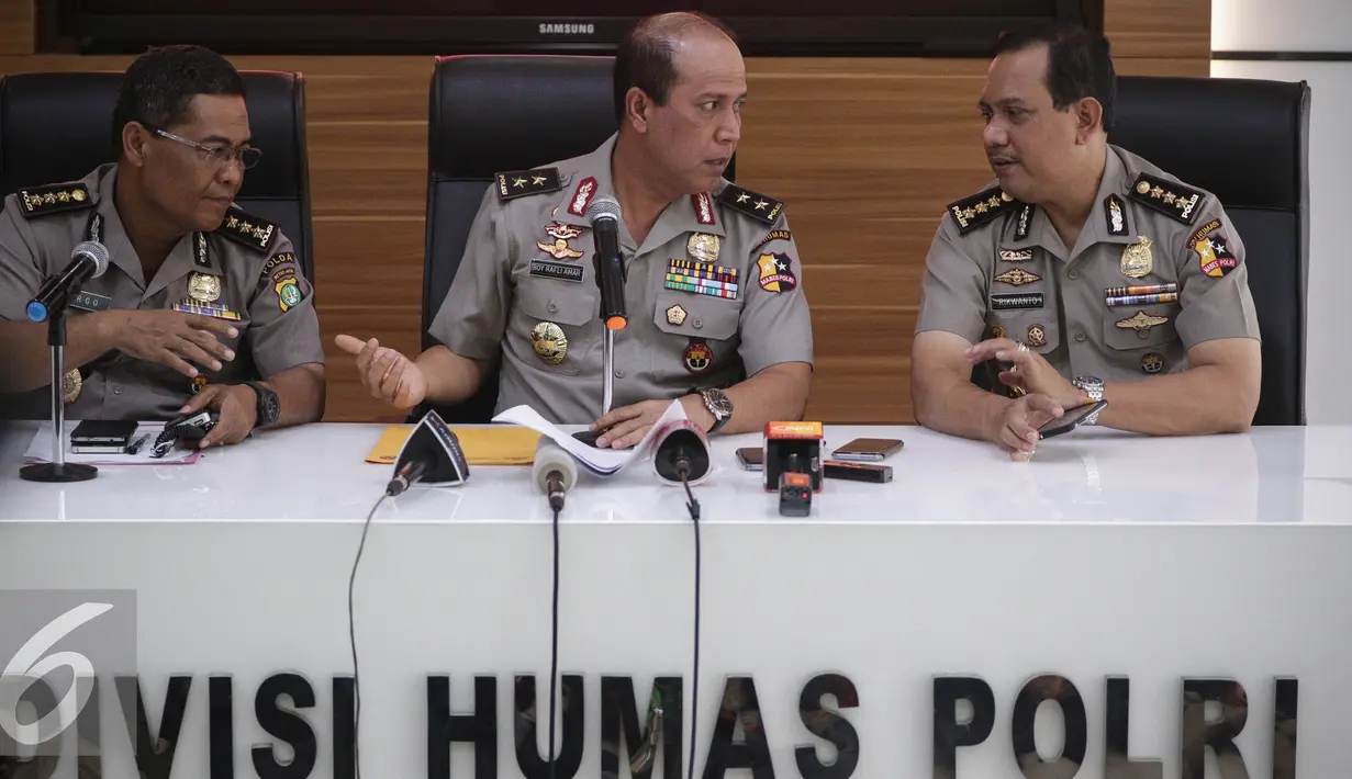Kadivhumas Mabes Polri Boy Ralfi Amar berbincang dengan Karopenmas Divhumas Polri Rikwanto saat memberikan keterangan terkait dugaan upaya makar pada agenda demonstrasi 211 di Mabes Polri, Jakarta, Sabtu (03/12/2016). (Liputan6.com/Faizal Fanani)
