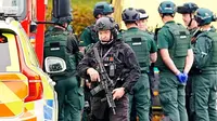 Seorang petugas polisi bersenjata berada di lokasi penyerangan di Sinagoge Heaton Park Hebrew Congregation, Crumpsall, Manchester, Inggris, Kamis (2/10/2025). (Dok. Peter Byrne/PA via AP)
&nbsp;