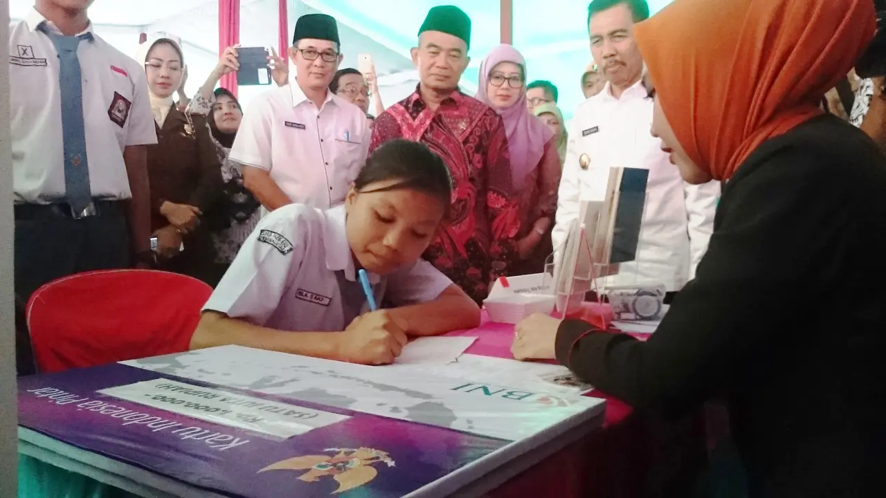 Mendikbud RI melihat langsung proses pencairan dana Kartu Indonesia Pintar (Liputan6.com/Nefri Inge)