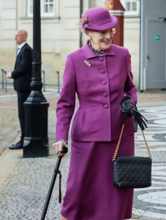 Selalu ada aksen yang menarik ari gaya berbusananya. Blazer berga peplum memberi kesan manis sekaligus stylish.  [Foto: Royal Portrait]