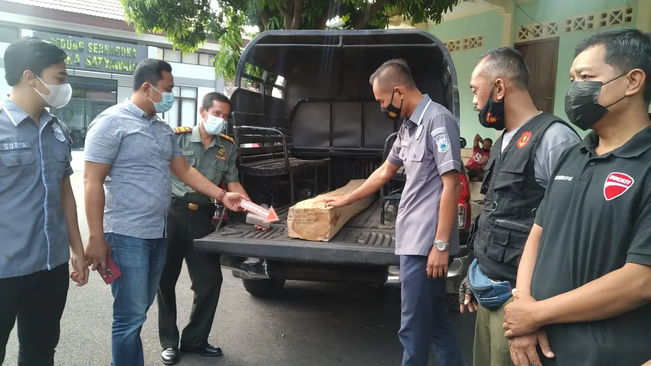 Barang bukti kayu jati hasil curian kakek di Tuban. (Ahmad Adirin/Liputan6.com)