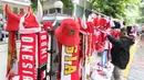 Barang dagangan yang banyak dicari dan dibeli yakni jersey Timnas Indonesia. Kendati demikian, jersey Timnas Argentina juga tetap dicari para pengunjung. (Bola.com/Muhammad Iqbal Ichsan)