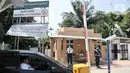 Petugas keamanan mengenakan masker saat berjaga di RSPI Prof. DR. Sulianti Saroso, Sunter, Jakarta, Senin (2/3/2020). Pegawai dan pengunjung mengenakan masker sebagai bentuk pencegahan penularan pasca dua pasien positif terinfeksi Corona dirawat di rumah sakit tersebut. (merdeka.com/Iqbal S. Nugroho