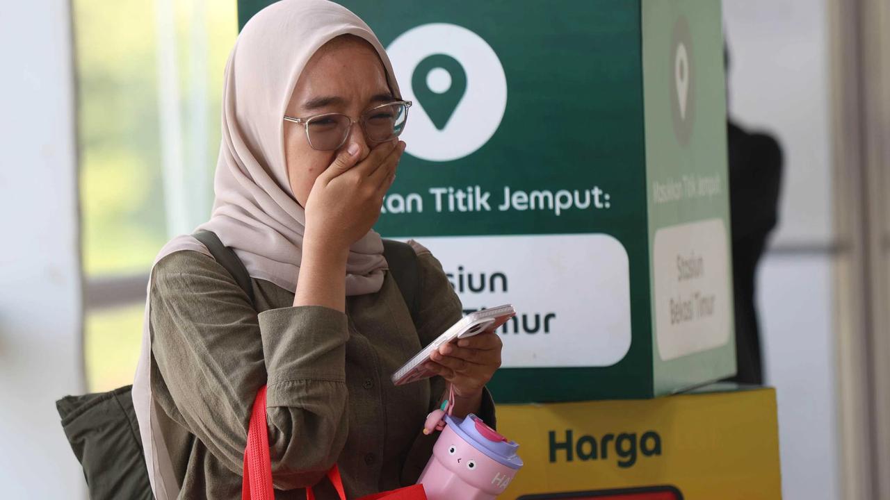 FOTO: Karangan Bunga Berjejer di Stasiun Bekasi Timur Pasca Kecelakaan Kereta