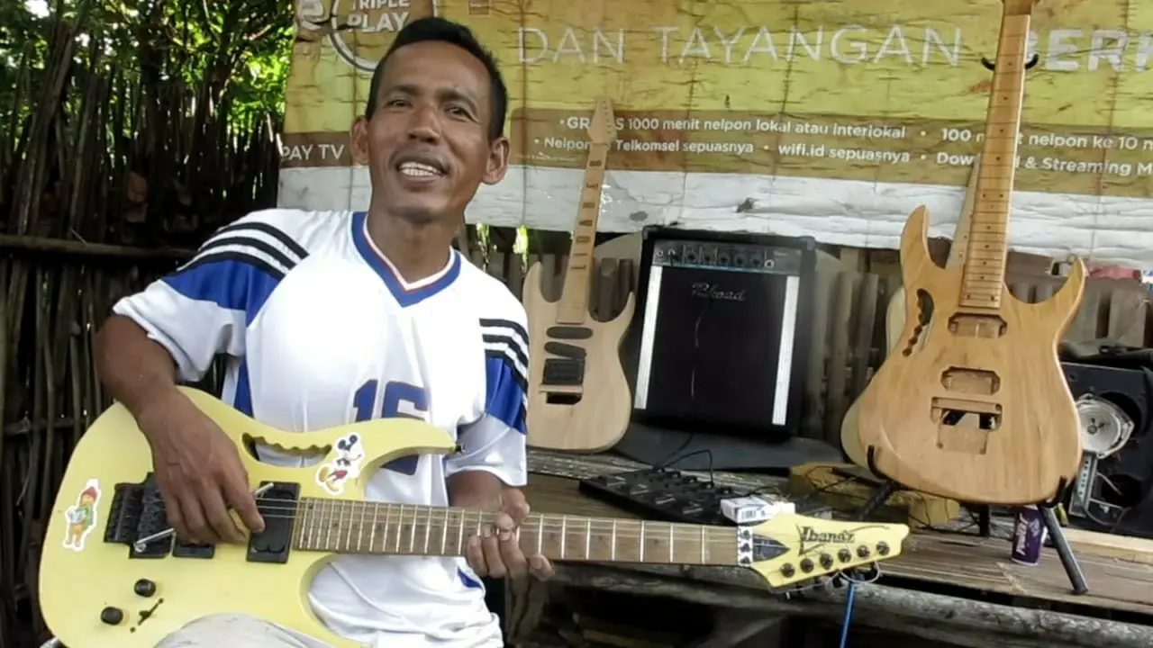Kreasi Warga Ogan Ilir Ciptakan Gitar Kayu untuk Konser Organ Tunggal