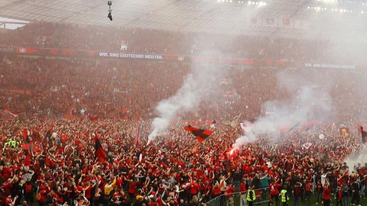 Keberhasilan Bayer Leverkusen mengunci gelar juara Bundesliga musim ini disambut suka cita oleh suporter yang memenuhi Stadion&nbsp;BayArena, Leverkusen.&nbsp;Foto: REUTERS/Wolfgang Rattay