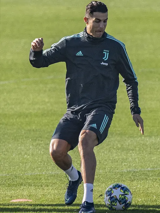 Penyerang Juventus Cristiano Ronaldo menggiring bola saat mengikuti sesi latihan tim di Juventus Training Center di Turin (5/11/2019). Juventus akan bertanding melawan wakil Rusia, Lokomotiv Moscow pada Grup D Liga Champions di RZD Arena. (Marco Bertorello / AFP)
