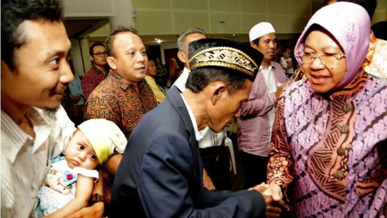 [Bintang] Gara-gara Ini Wali Kota Surabaya Tri Rismaharini Bersujud dan Minta Maaf di Depan Para Takmir