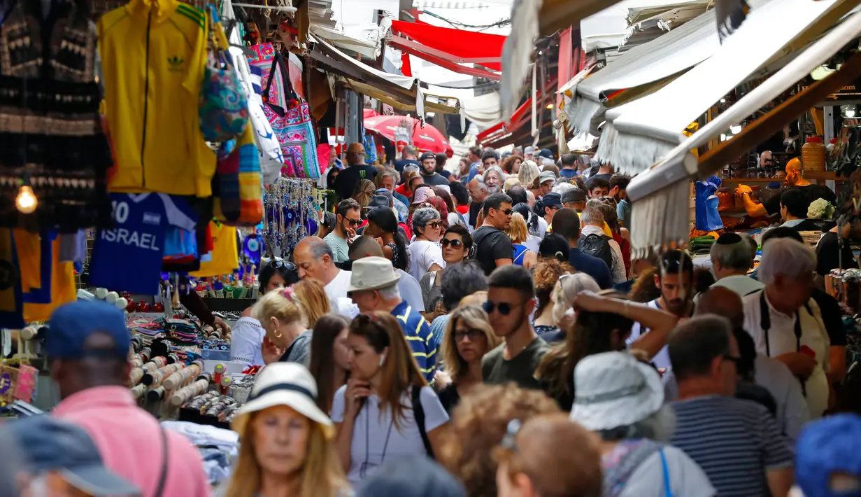 Gambar pada 7 Mei 2019 menunjukkan menunjukkan Shuk HaCarmel atau pasar Carmel di Tel Aviv. Israel akan menjadi tuan rumah kontes lagu Eropa Eurovision 2019 yang bakal digelar 18 Mei mendatang  setelah negara itu memenangkan kontes pada 2018 di Lisboa, Portugal. (Photo by JACK GUEZ / AFP)