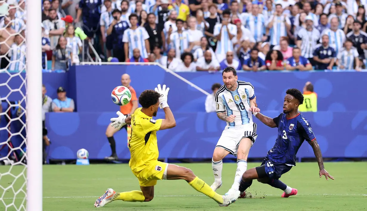 Pemain Argentina Lionel Messi mencetak gol pertama timnya selama pertandingan babak 32 besar Piala Dunia FIFA 2026 antara Argentina dan Cabo Verde di Stadion Miami di Miami Gardens, Florida. Jumat (03/07/2026). (AFP/ Getty Images/ Darrian Traynor)