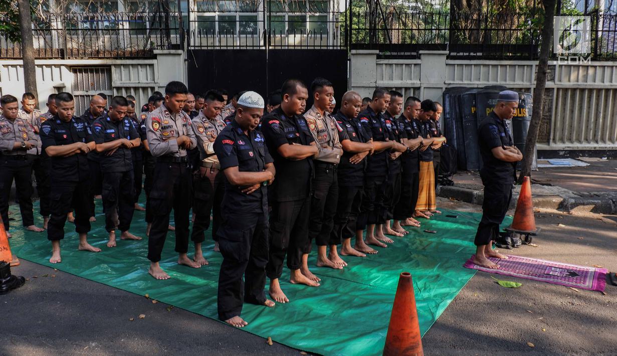 Foto Melihat Pasukan Brimob Laksanakan Salat Berjamaah Di Tengah Pengamanan Foto Liputan6 Com