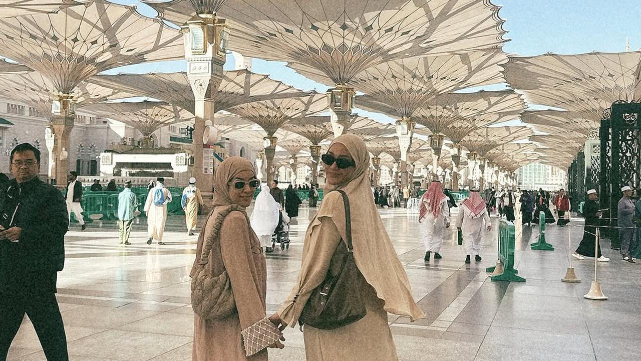 Potret Erica Putri Jalani Ibadah Umroh Bersama Sahabat yang Seru