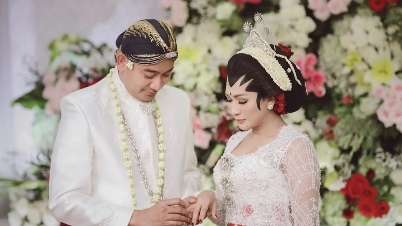 Tata Janeeta dan suami baru. (Foto: Instagram @tatajaneetaofficial)