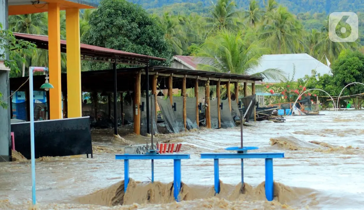 Suasana pintu air saat banjir bandang di Kabupaten Bone Bolango, Gorontalo (11/6/2020). Data sementara yang diterima dari BPBD Kabupaten Bone Bolango sekitar 1.078 kepala keluarga serta 5.407 jiwa terdampak banjir bandang. (Liputan.com/Arfandi Ibrahim)