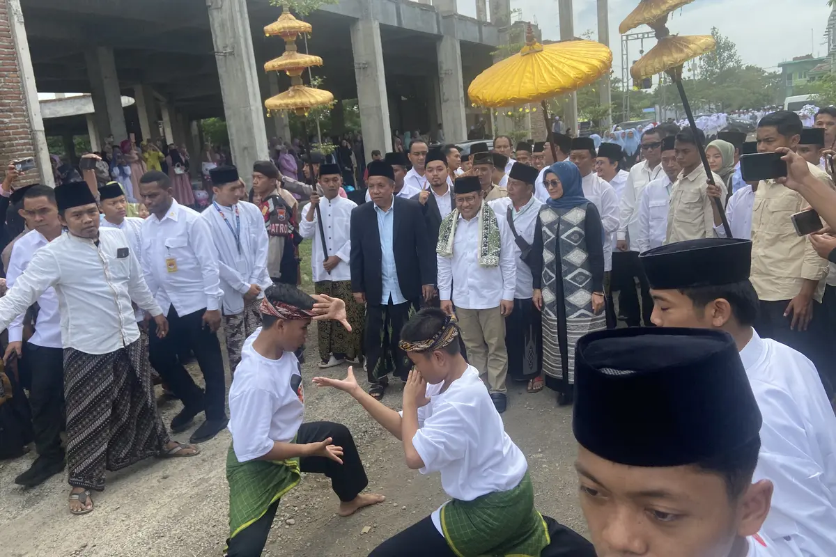 Atraksi Silat Santri Sambut Cak Imin Hadiri Haul dan Silatnas Alumni Ponpes di Pasuruan