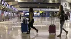 Penumpang melintas di aera cek in pesawat terbang di terminal 3, Bandara Soetta, Tangerang, Banten, Rabu (15/12/2021). Pemerintah mengeluarkan aturan perjalanan terbaru selama periode libur Natal tahun 2021 dan perayaan tahun baru 2022 semakin ketat. (Liputan6.com/Angga Yuniar)