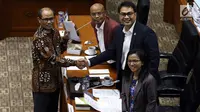 Calon Pimpinan KPK I Nyoman Wara berjabat tangan dengan Ketua Komisi III DPR Aziz Syamsuddin (kanan) usai menerima amplop berisi tema makalah yang harus dibuat, saat uji kelayakan dan kepatutan capim KPK di Kompleks Parlemen, Senayan, Jakarta, Senin (9/9/2019). (Liputan6.com/Johan Tallo)