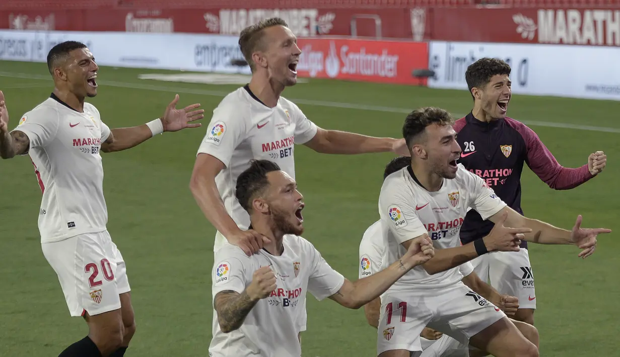 Pemain Sevilla merayakan kemenangan atas Real Betis pada laga lanjutan La Liga di Estadio Ramon Sanchez Pizjuan, Jumat (12/6/2020) dini hari WIB. Sevilla menang 2-0 atas Real Betis. (AFP/Cristina Quicler)