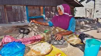 Perempuan Lamakera, Desa Motonwutun,Kecamatan Solor Timur,Kabupaten Flores Timur,NTT sedang membuat Jagung Titi. (Foto Istimewah)