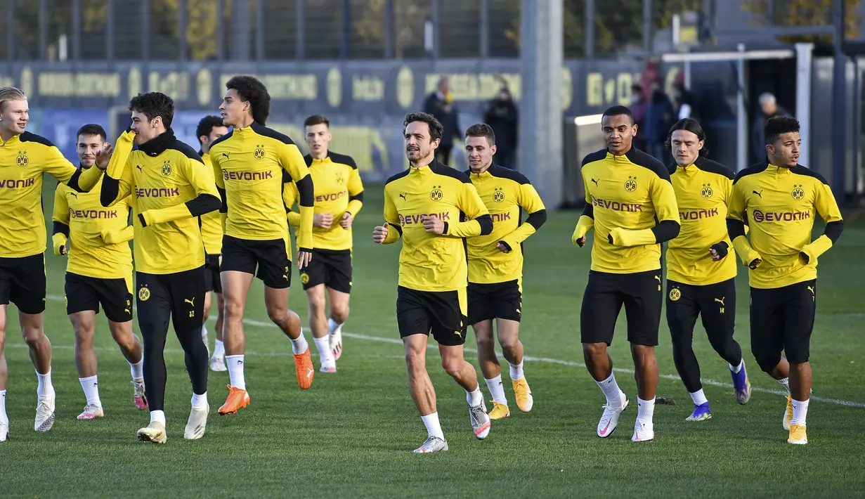 Para pemain Borrusia Dortmund melakukan pemanasan saat mengikuti sesi latihan tim di tempat latihan di Dortmund, Jerman, Selasa (3/11/2020). Dortmund akan bertanding melawan Club Brugge pada grup F Liga Champions di Jan Breydel Stadion, Belgia. (AP Photo/Martin Meissner)