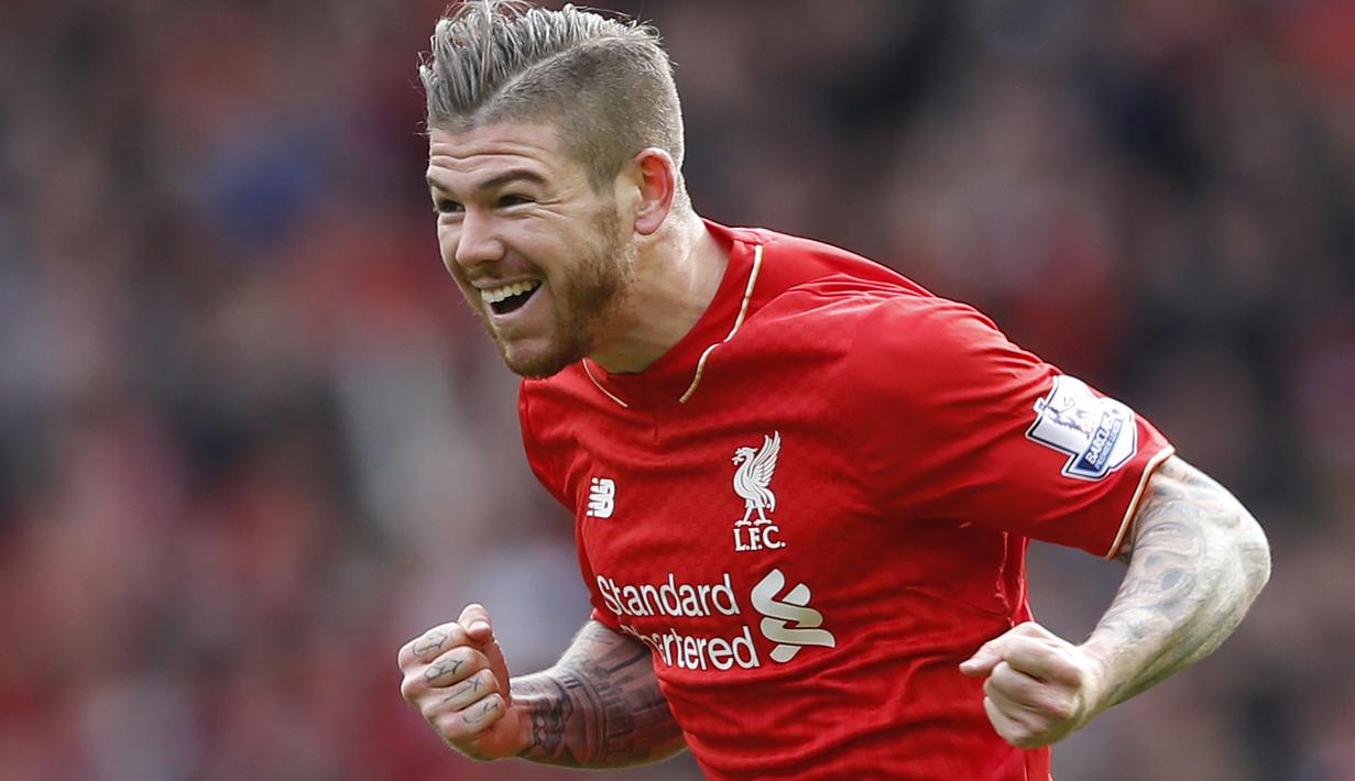 Alberto Moreno mencetak satu gol pertama saat Liverpool mengalahkan Stoke City pada lanjutan liga Inggris di Stadion Anfield, Minggu (10/4/2016). (Reuters/Carl Recine)