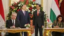Presiden Joko Widodo (belakang kanan) dengan Perdana Menteri Hongaria, Y.M. Tuan Viktor Orban menyaksikan penandatangan MoU di Istana Merdeka, Jakarta, Senin (1/2). (Liputan6.com/Faizal Fanani)