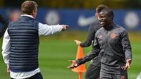 Gelandang Chelsea N'Golo Kante (kanan) tersenyum saat mengikuti latihan tim di Cobham Chelsea di Stoke D'Abernon, London (1/10/2019). Chelsea akan bertanding melawan wakil Prancis, Lille pada grup H Liga Champions. (AFP Photo/Glyn Kirk)