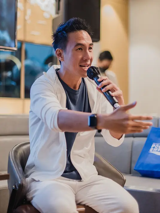 Daniel Mananta bercerita, ide Sweat and Chat bermula ketika ia makan bareng di restoran seafood di Belitung bersama rekan kerjanya, Marketing Director PT Amerta Indah Otsuka, Puspita Winawati. “Dari Belitung itu, tiga hari kemudian, muncul ide Sweat and Chat. Bisa dibilang gue hobi ngomong dan lari, muncullah program ini. Episode baru tayang tiap Sabtu jam 8 pagi,” kata Daniel Mananta di Jakarta, Jumat (2/9/2022). (Foto: Atas Perkenan Glenn Franklin)