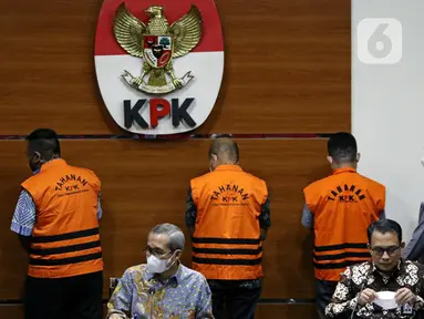 Wakil Ketua KPK, Alexander Marwata (tengah depan) usai membacakan konstruksi perkara dan penahanan empat tersangka dugaan penerimaan suap terkait pemeriksaan laporan keuangan pada Dinas PUTR Pemprov Sulawesi Selatan TA 2020 di Gedung KPK, Jakarta, Kamis (18/8/2022). Salah satu yang ditahan KPK adalah Andi Sonny selaku Kepala Perwakilan BPK Sulawesi Tenggara/Mantan Kasuauditorat Sulsel I BPK Perwakilan Provinsi Sulsel. (Liputan6.com/Helmi Fithriansyah)