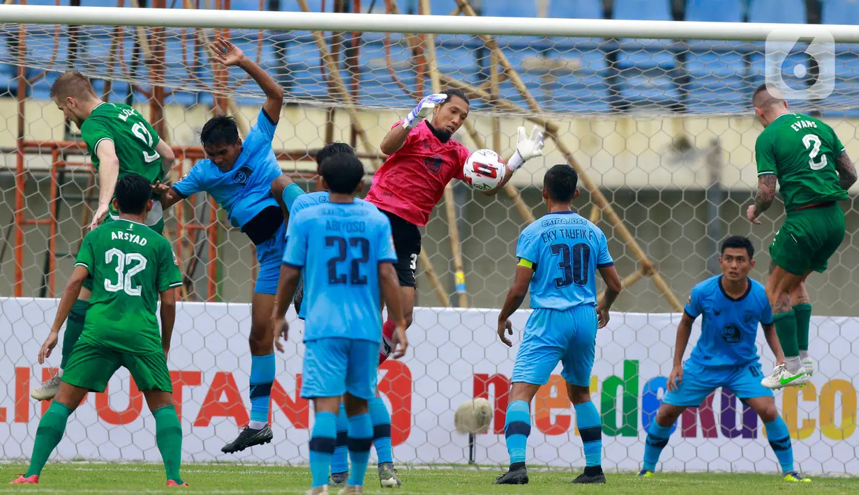 Kiper Persela Lamongan, Dwi Kuswanto, berusaha menangkap bola saat melawan PSS Sleman pada laga Piala Menpora 2021 di Stadion Si Jalak Harupat, Bandung, Minggu (28/3/2021). (Bola.com/M Iqbal Ichsan)