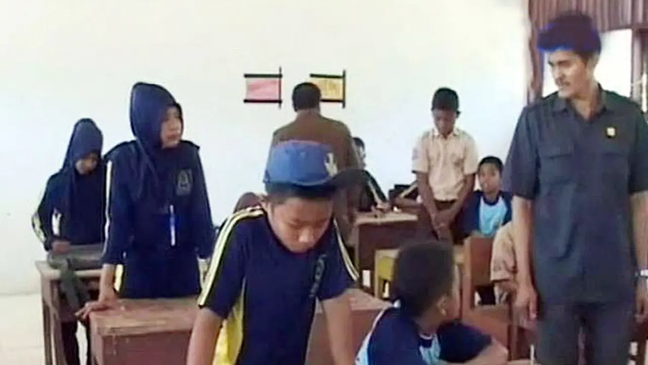 (Lip6siang) Siswa Belajar Berdiri
