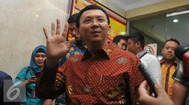 Gubernur DKI Jakarta, Basuki T Purnama usai menjalani pemeriksaan sebagai saksi kasus UPS di Bareskrim Mabes Polri, Jakarta, Kamis (25/2). Ahok diperiksa sebagai saksi bagi dua tersangka Firmansyah dan Fahmi Zulfikar. (Liputan6.com/Gempur M Surya)