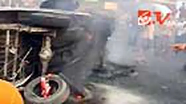 Massa Bakar Mobil di Tol Jatibening