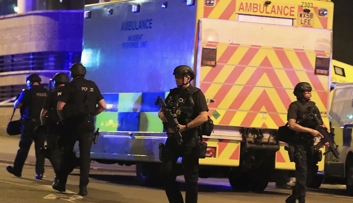 Pihak kepolisian pun kini terus berada di lokasi terjadinya ledakan untuk mengamankan situasi setempat. Selain itu pihak kepolisian nampaknya juga tengah melakukan penyelidikan dari ledakan bom tersebut. (APexchange/Bintang.com)