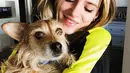 Bella Thorne foto bersama anjing. Nggak selalu tampil nyentrik, Bella Thorne pun cantik dengan gaya seperti ini! (instagram/bellathorne)