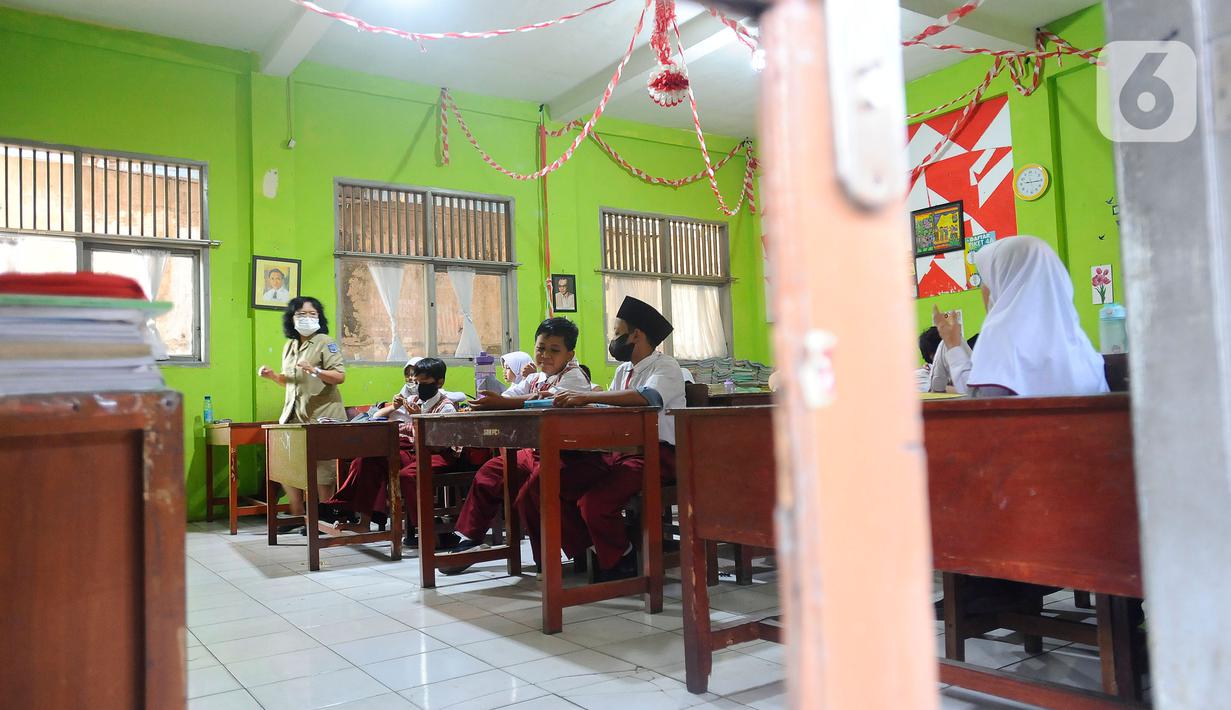 Siswa mengerjakan ujian penilaian akhir semester (PAS) yang dihadiri guru pengawas di SDN Pondok Cina 1 Depok, Jawa Barat, Senin (5/12/2022). Mulai 5 - 9 Desember 2022, para siswa sekolah dasar itu akan melaksanakan ujian penilaian akhir semester (PAS). (merdeka.com/Arie Basuki)