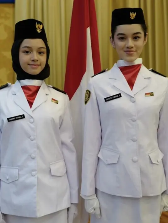 Kedua putri Rionaldo Stokhorst, Shaista dan Shanika baru saja jalani pengukuhan petugas pengibar bendera, Paskibra di sekolahnya.  Keduanya turut menuai prestasi yang begitu membanggakan.  [Foto: Instagram/  @Putri Rionaldo Stokhorst]