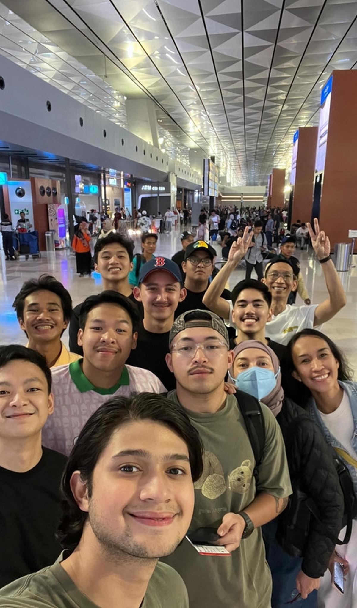 Sebelum berangkat, Abe mengabadikan momen istimewa bersama keluarga dan sahabat-sahabatnya.&nbsp;