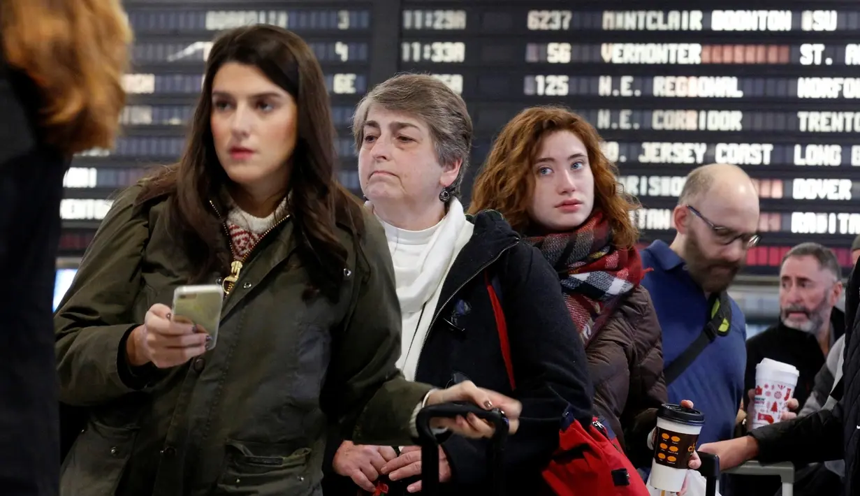 Calon penumpang menunggu jadwal keberangkatan kereta di Pennsylvania Station, New York City, Rabu (23/11). Banyak masyarakat AS pulang ke kampung halamannya pada hari pengucapan syukur atau Thanksgiving. (REUTERS/Brendan McDermid)