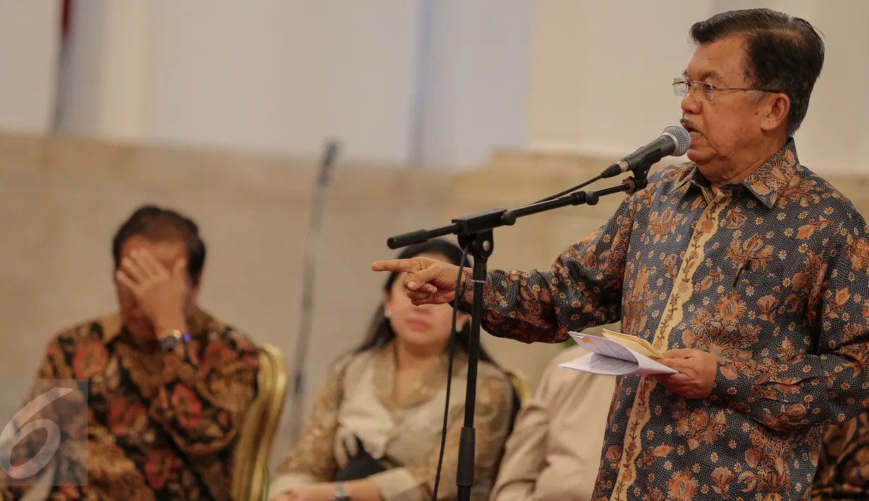Wapres Jusuf Kalla memberikan sambutan saat raker dengan Gubernur dan Bupati/Walikota di Istana Negara, Jakarta, Rabu (21/10/2015). Raker membahas Pilkada Langsung 2015, serapan anggaran di daerah dan dana desa. (Liputan6.com/Faizal Fanani)