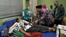 Menag Lukman Hakim Saifuddin mengunjungi pasien di Klinik Hemodialisis Muslimat NU, Jakarta, Minggu (10/1/2016). Kunjungan Lukman untuk menghadiri pemecahan Rekor Muri sebagai Klinik Pertama Bersertifikat ISO (Liputan6.com/Johan Tallo)