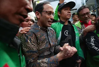 Terdakwa kasus dugaan korupsi pengadaan Chromebook di lingkungan Kemendikbudristek, Nadiem Anwar Makarim menangis bersama pendukungnya usai sidang vonis  di Gedung Pengadilan Tipikor, Jakarta Pusat, Selasa (30/6/2026). (Kapanlagi.com/ Budy Santoso)