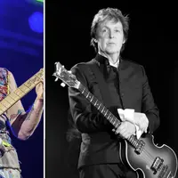 Siapa bilang pemain bass tak bisa jadi pencuri perhatian di atas panggung? Mereka buktinya.