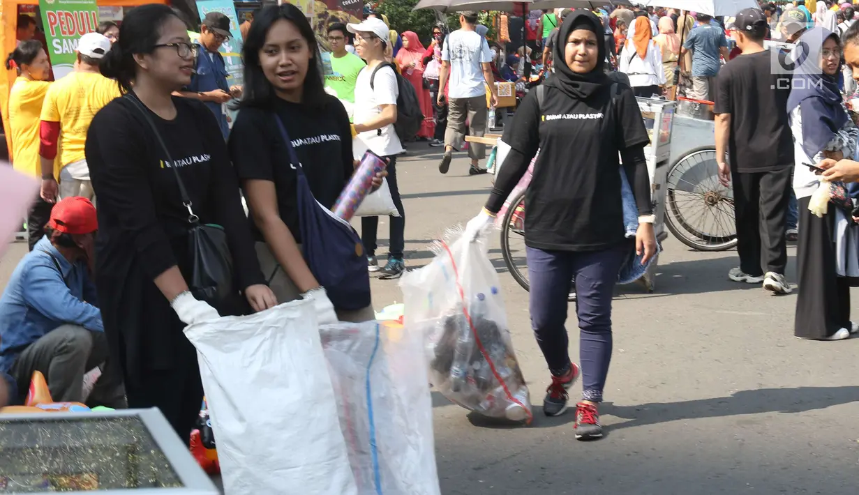 Sejumlah relawan melakukan gerakan bersih sampah plastik di kawasan Car Free Day, Bundaran HI, Jakarta, Minggu (21/10). Gerakan tersebut untuk meningkatkan kesadaran masyarakat mengenai ancaman sampah plastik bagi Bumi. (Liputan6.com/Angga Yuniar)