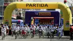 Para wanita memulai balapan dari garis start saat perlombaan sepeda Cholita di El Alto, La Paz, Bolivia (29/10). Balapan ini hanya boleh diikuti kaum wanita pribumi setempat. (Reuters/David Mercado)
