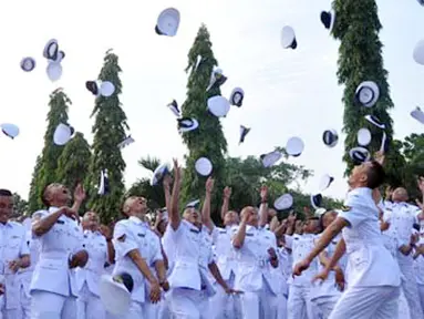 Citizen6, Surabaya: 183 bintara baru yang telah lulus dari Dikmaba PK TNI AL mengungkapkan kegembiraannya dengan dengan melemparkan topi keudara. (Pengirim: Kobangdikal).