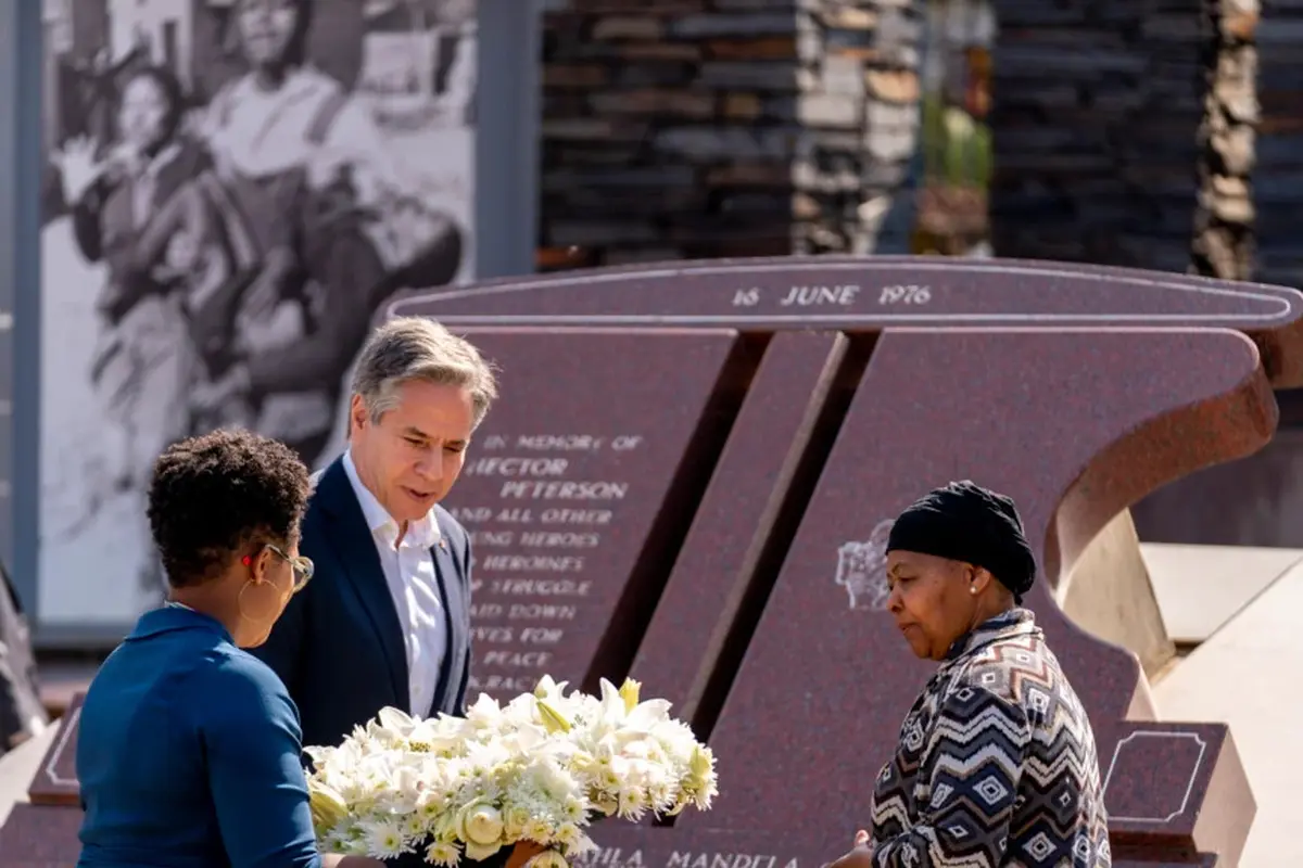 Menteri Luar Negeri AS Antony Blinken dan Antoinette Sithole (kanan), saudara dari mendiang Hector Pieterson, meletakkan karangan bunga di monumen Hector Pieterson di Soweto, Afrika Selatan, pada 7 Agustus 2022. (Foto: AP/Andrew Harnik)