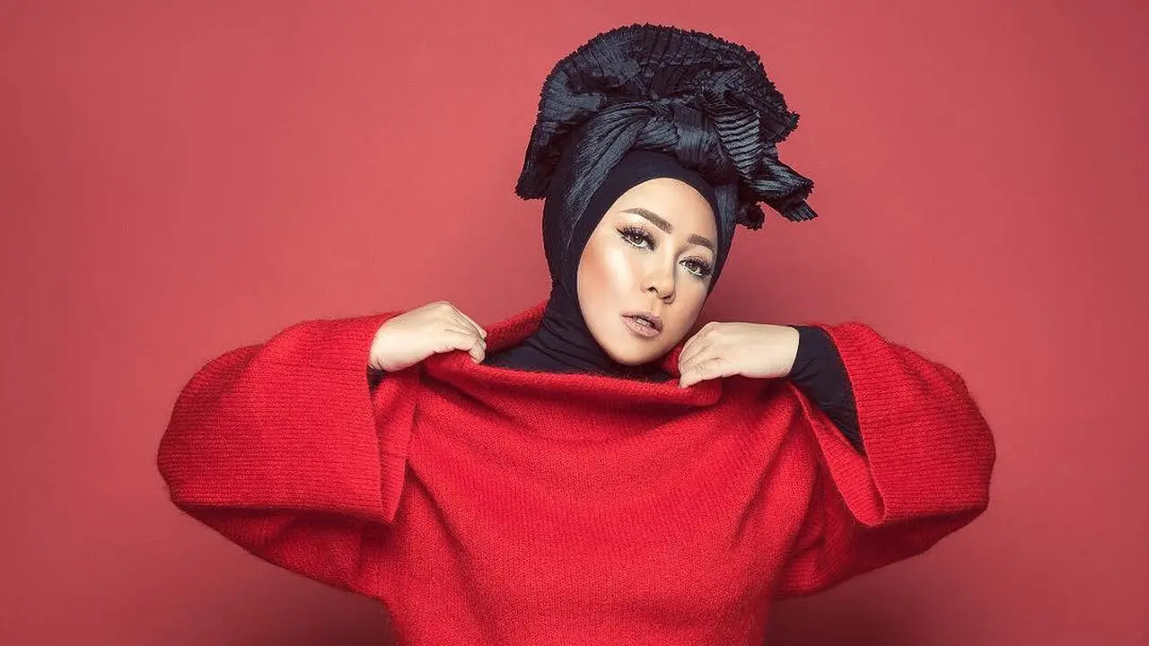 [Bintang] Gagal Fokus, Makeup Hijab Melly Goeslaw Ini Nyentrik Banget!