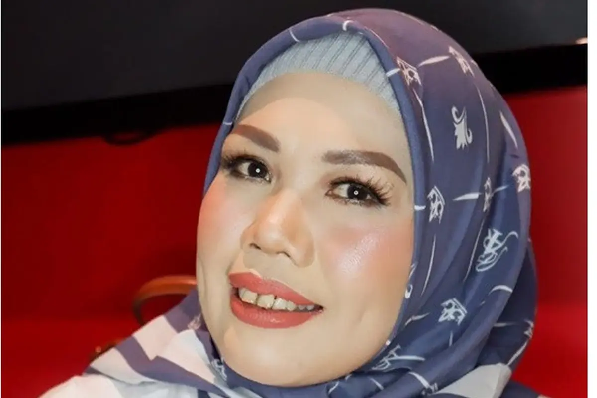 Lakukan Tanam Benang di Wajah, Ini 6 Potret Ely Sugigi Tampil Glowing