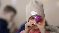 Pengungsi anak-anak Ukraina melukis telur Paskah pada Kamis Putih di sebuah pusat pengungsi di Bucharest, Rumania, 21 April 2022. Orang Rumania yang mayoritas jemaat Ortodoks merayakan Minggu Paskah pada 24 April. (AP Photo/Andreea Alexandru)